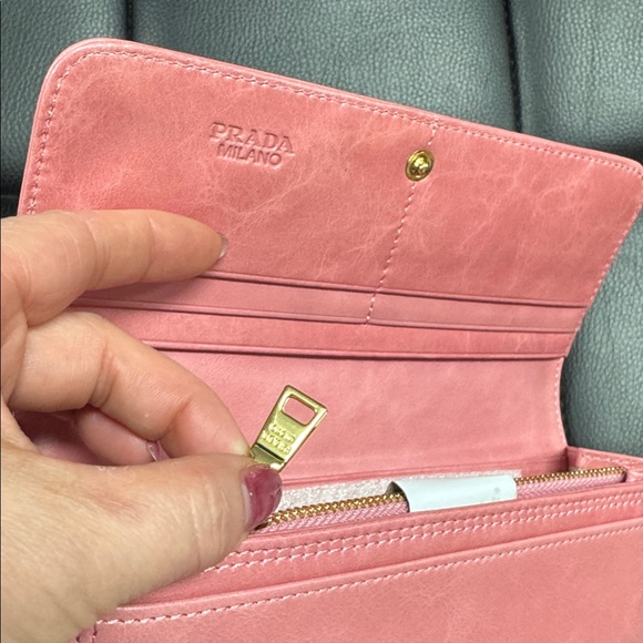 Good quality pink leather Prada wallet! - Picture 3 of 11